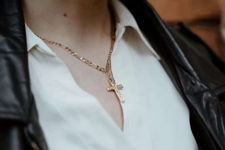 Wearing a Cuban Link Chain with a Pendant: What Pairs Well